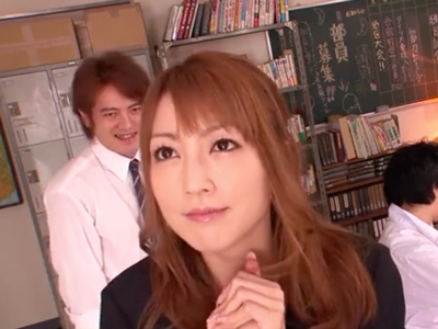 「気持ちいいッ」を連呼しながら生徒のチンポにイキ乱れる美女教師
