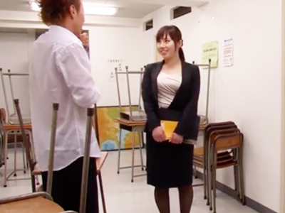 「精子かけてぇ!」教え子達との淫行がやめられない不貞女教師