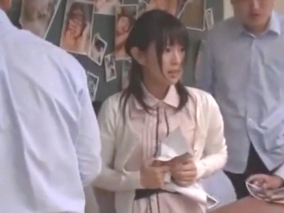 生徒達に弱みを握られた美人教師が教室で屈辱のイラマレイプを受ける!