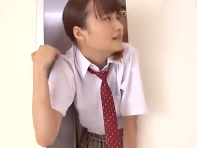 「お兄ちゃんダメっ!」エレベーターに挟まった妹をバックから突き倒す鬼畜兄w