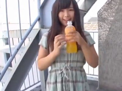 散歩していた童顔娘をナンパ→廃虚ビルの屋上に連れこみ中出しパコw