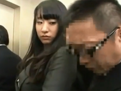 エレベーター内でおっさんチンポをムチ尻で刺激→勃起させてハメさせる痴女OL