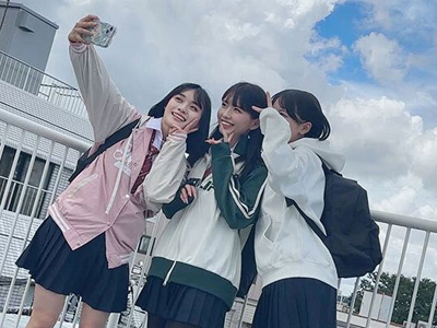 気持ちいいことにハマっている仲良し女子三人組とオフパコ乱交