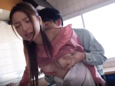 自宅で襲われてしまう巨乳人妻