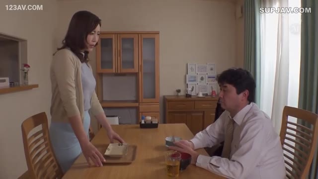 バックで突きまくった後、ホテルのベッドで人妻の巨乳が揺れる騎乗位SEX！
